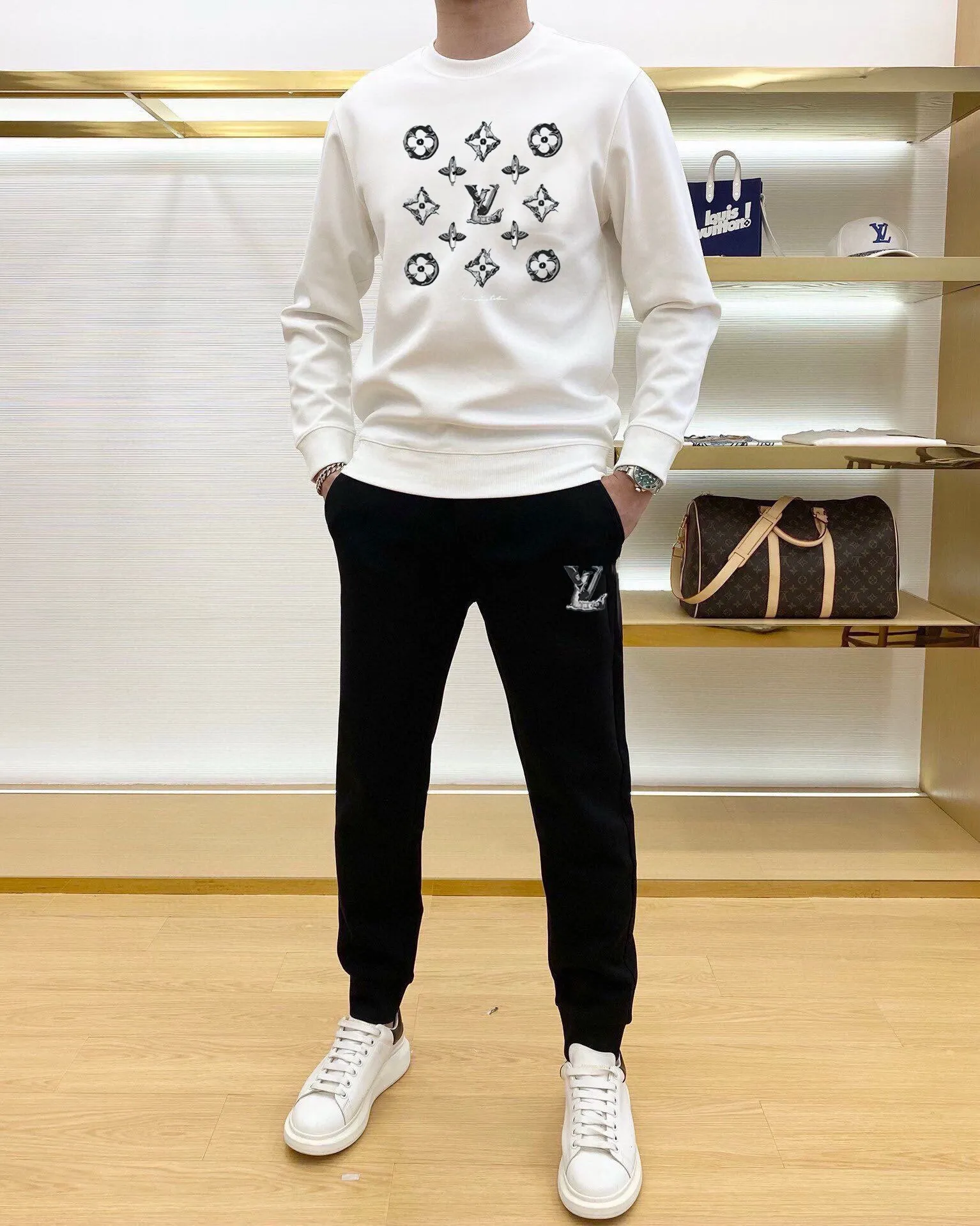 🅿️380 [LV Louis Vuitton] (Fat Man Gospel) hot-selling suit is coming. Focus on the original version of the official website. 2025 new hot-selling sweatshirt suit. The original order is hard to buy🇭🇰. It is the meticulous work of top designers for a fitting and perfect upper body effect. All-natural high-quality Roman cotton 100%, close-fitting comfort, noble and elegant! Original hardware embodies elegance and nobility! Counter size: M-5XL (maximum wear up to 220 pounds)